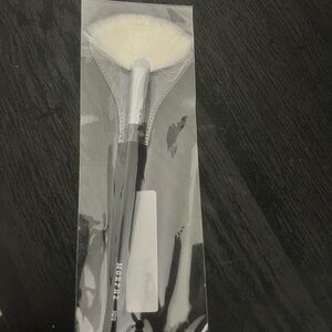 Morphe Fan Brush with Black Handle and White Bristles